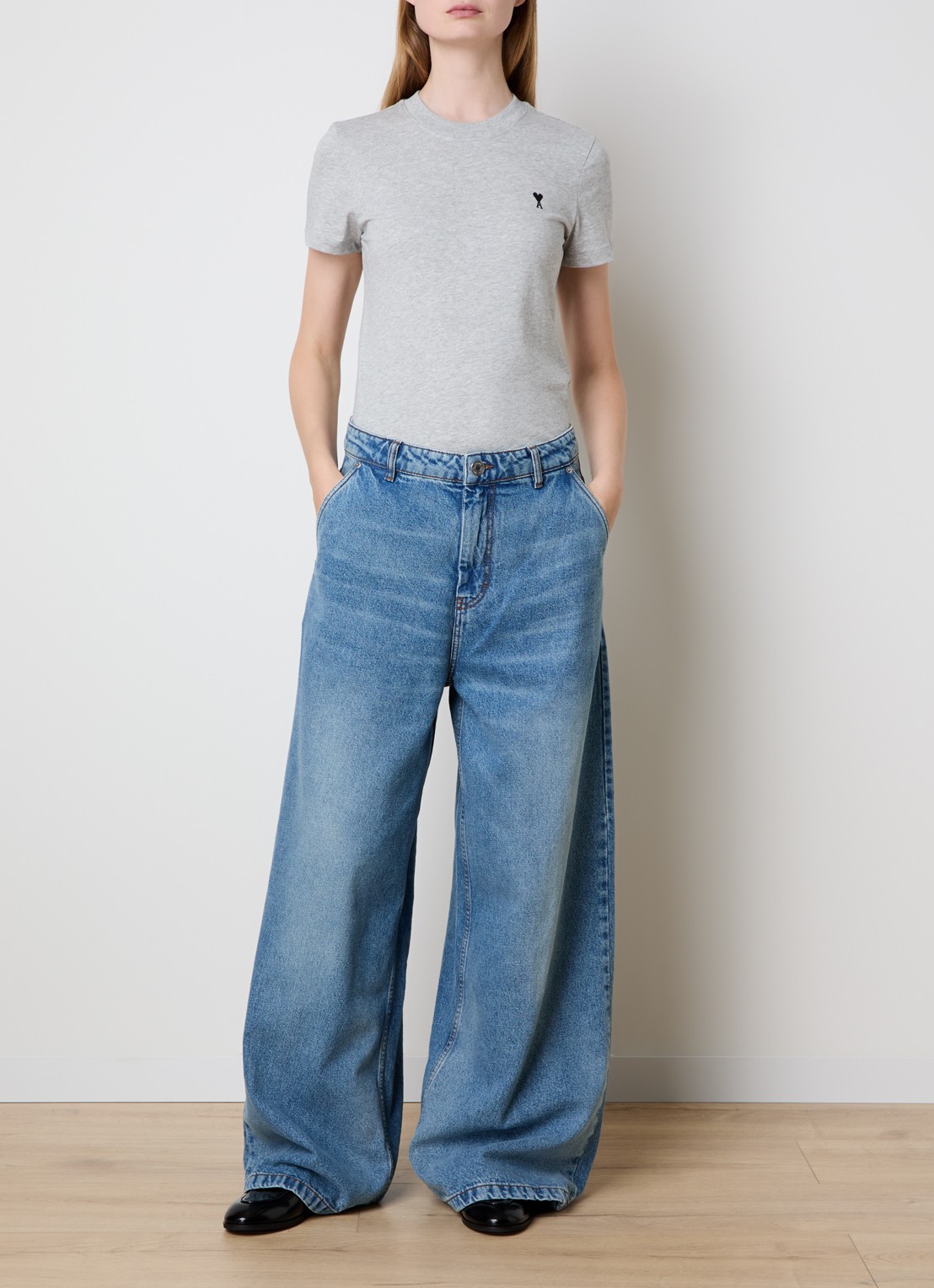 AMI Paris Mid waist wide leg jeans met medium wassing - voorkant 6 indigo