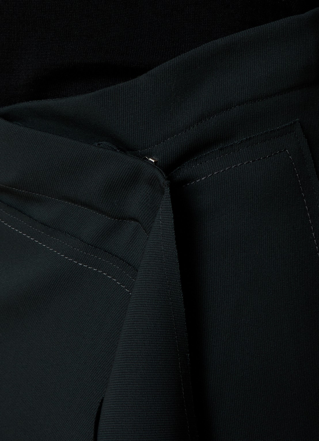 AMI Paris Midi wikkelrok van scheerwol met steekzakken - detail 4 antraciet