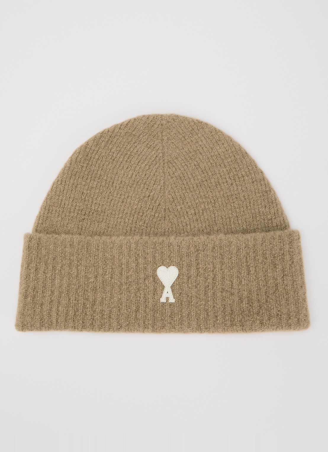 AMI Paris Muts in alpaca wolblend met logoborduring - voorkant beige