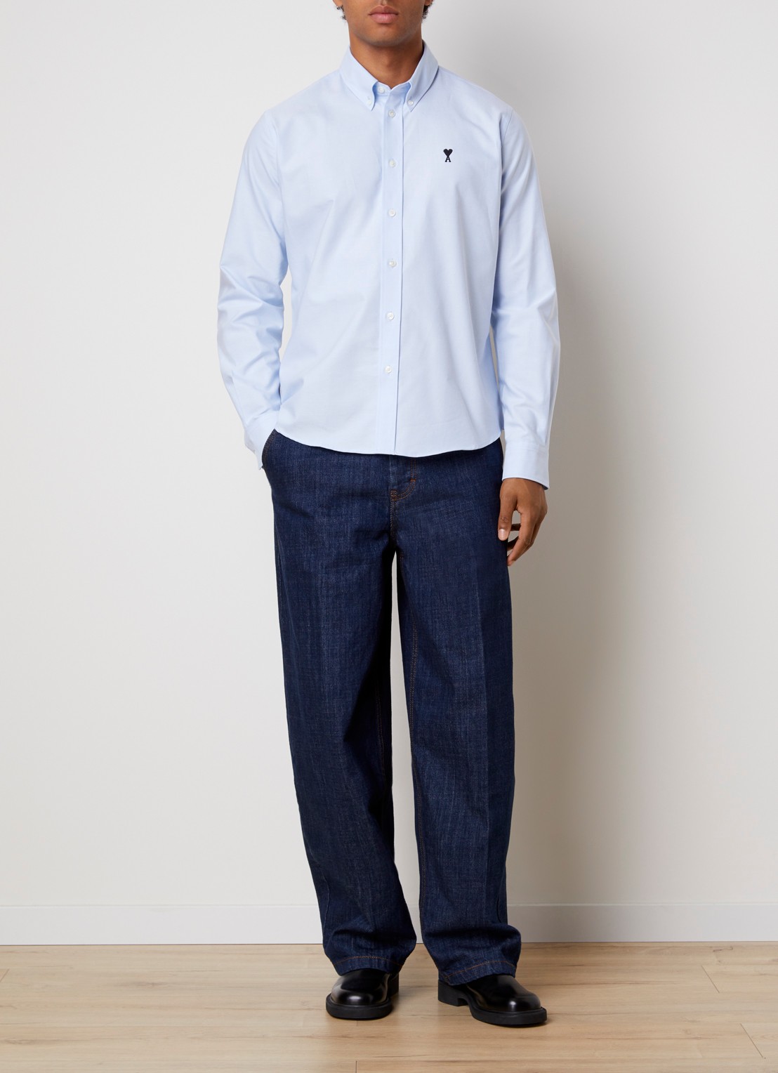 AMI Paris Quota blouse met logoborduring - voorkant 2 lichtblauw