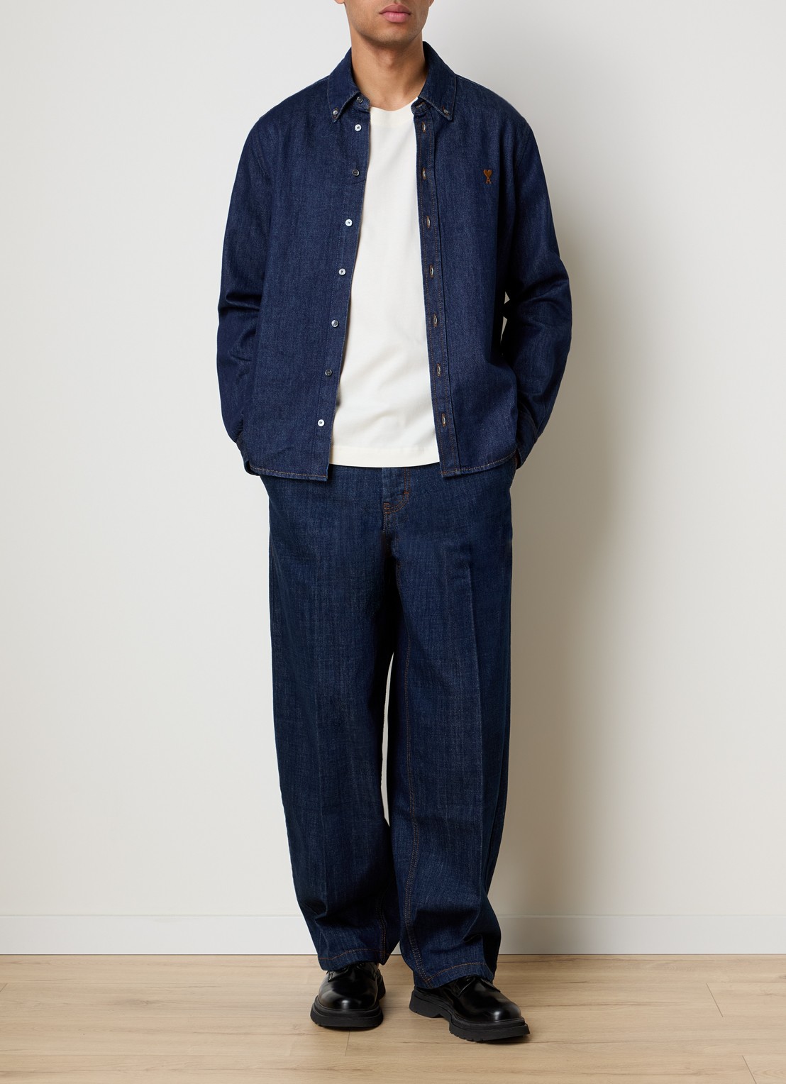AMI Paris Regular fit overhemd van denim met logo - voorkant 2 indigo