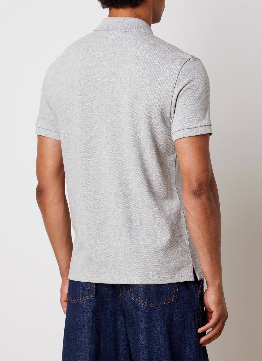 AMI Paris Regular fit polo van piqué katoen met logoborduring - achterkant 5 lichtgrijs