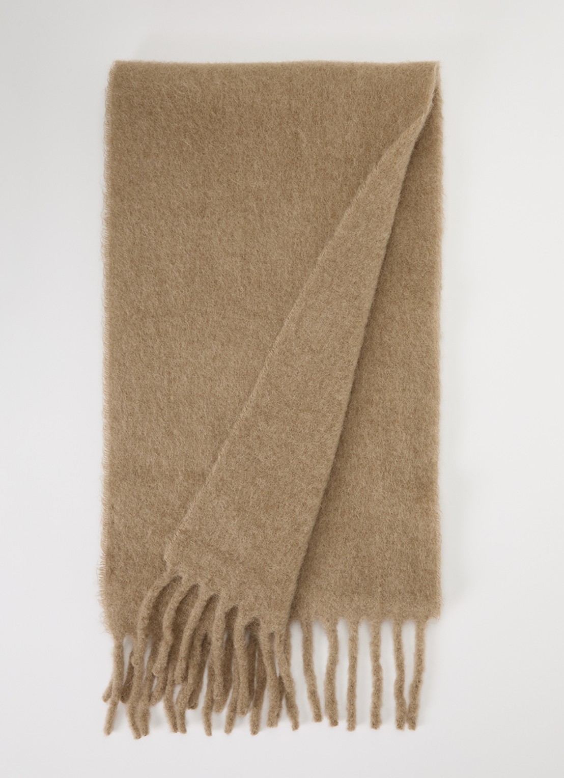 AMI Paris Sjaal in alpaca wolblend met franjes 235 x 30 cm - voorkant 2 beige