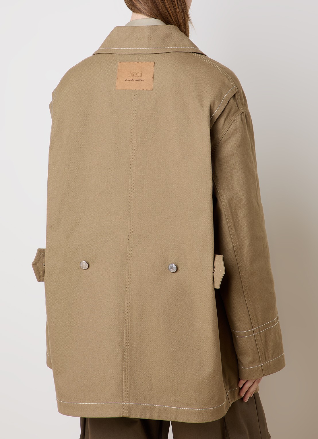 AMI Paris Spijkerjas met opgestikte zakken - achterkant beige