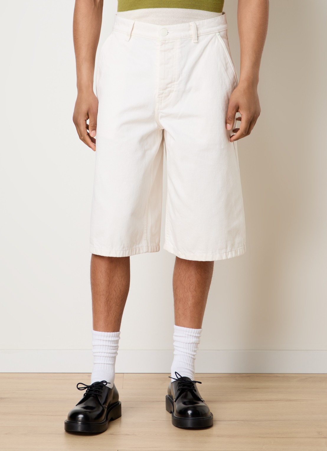 AMI Paris Straight fit korte broek van denim met gekleurde wassing - detail gebroken wit