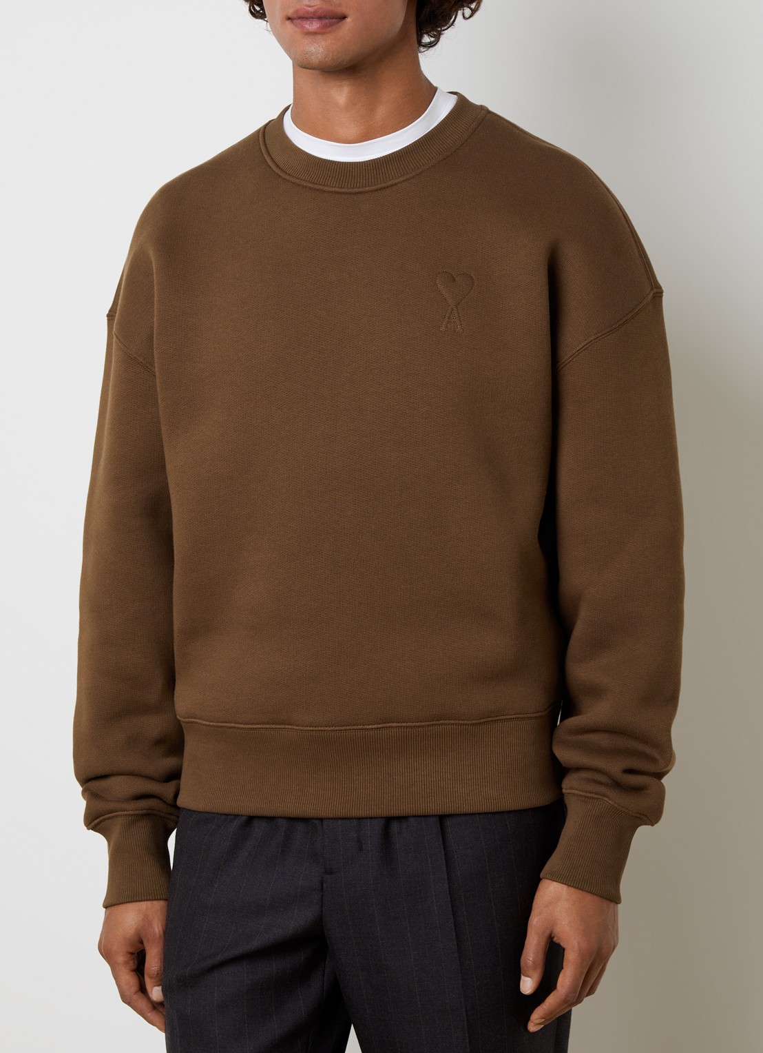 AMI Paris Sweater met logo - detail bruin