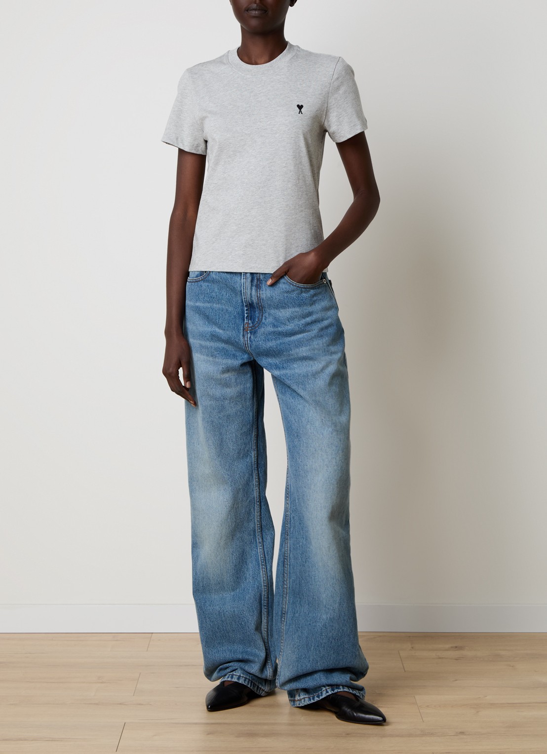 AMI Paris T-shirt met logoborduring - voorkant 2 lichtgrijs