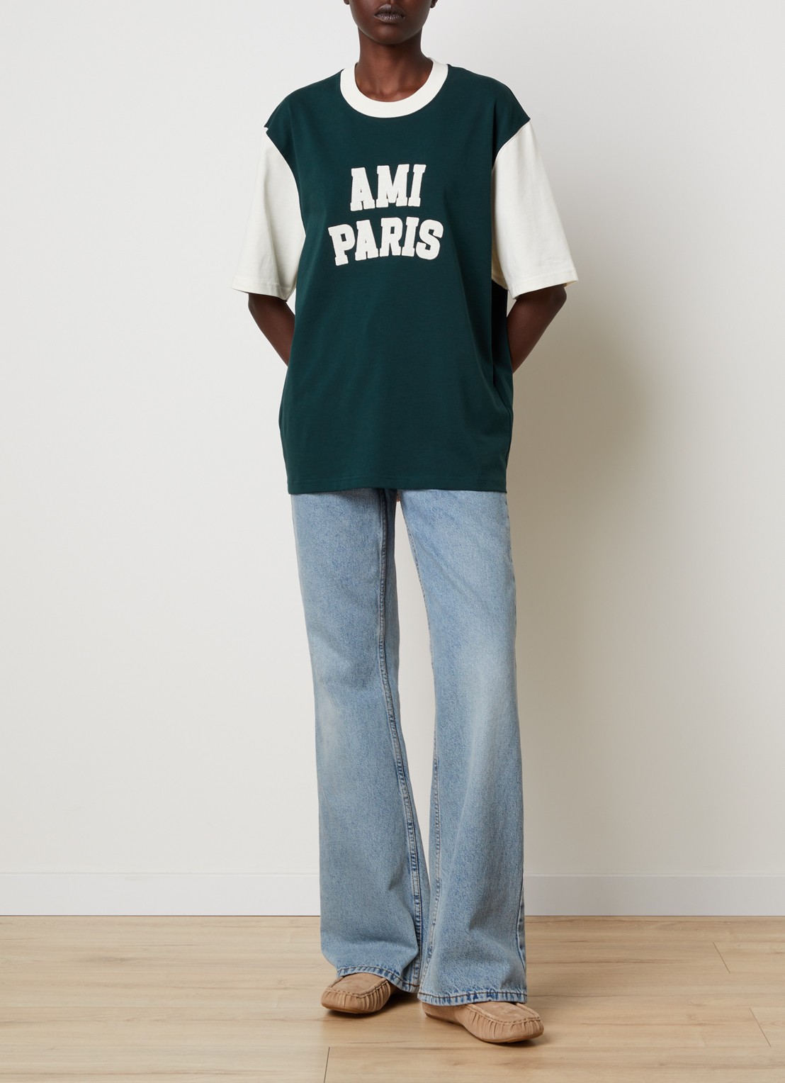 AMI Paris T-shirt met logoborduring - voorkant 2 donkergroen
