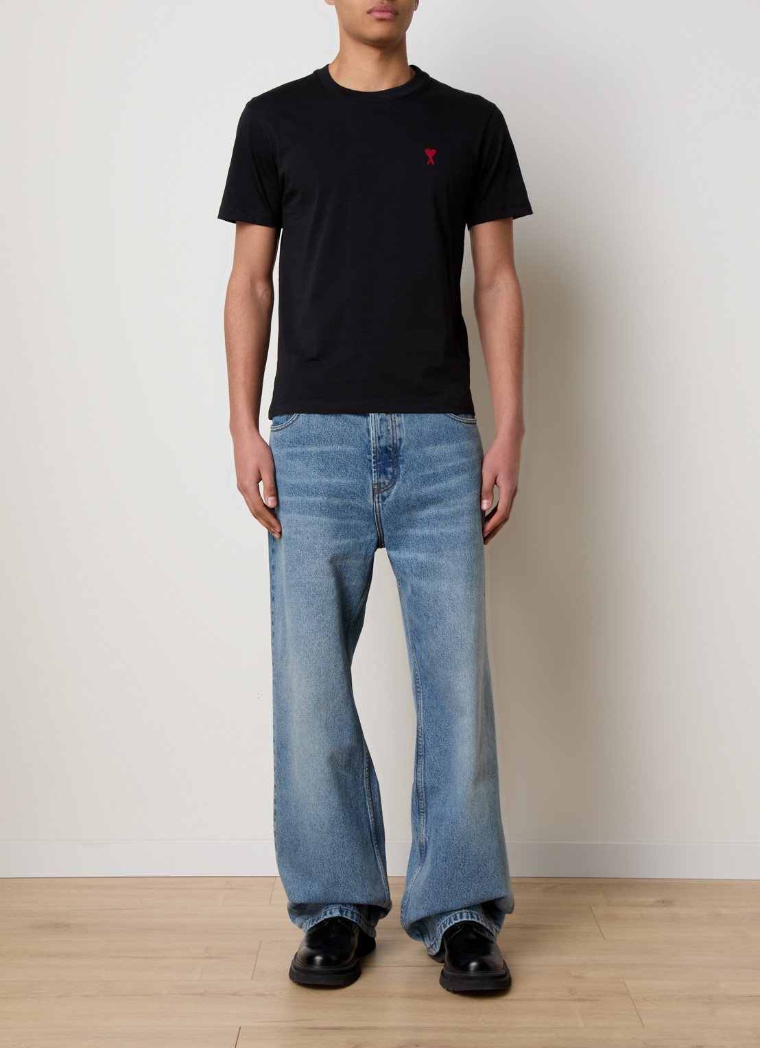 AMI Paris T-shirt met logoborduring - voorkant 4 zwart