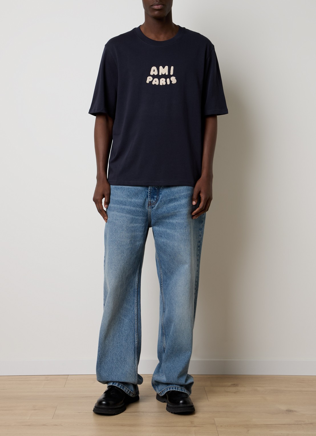 AMI Paris T-shirt van  katoen met logoborduring - voorkant 4 donkerblauw