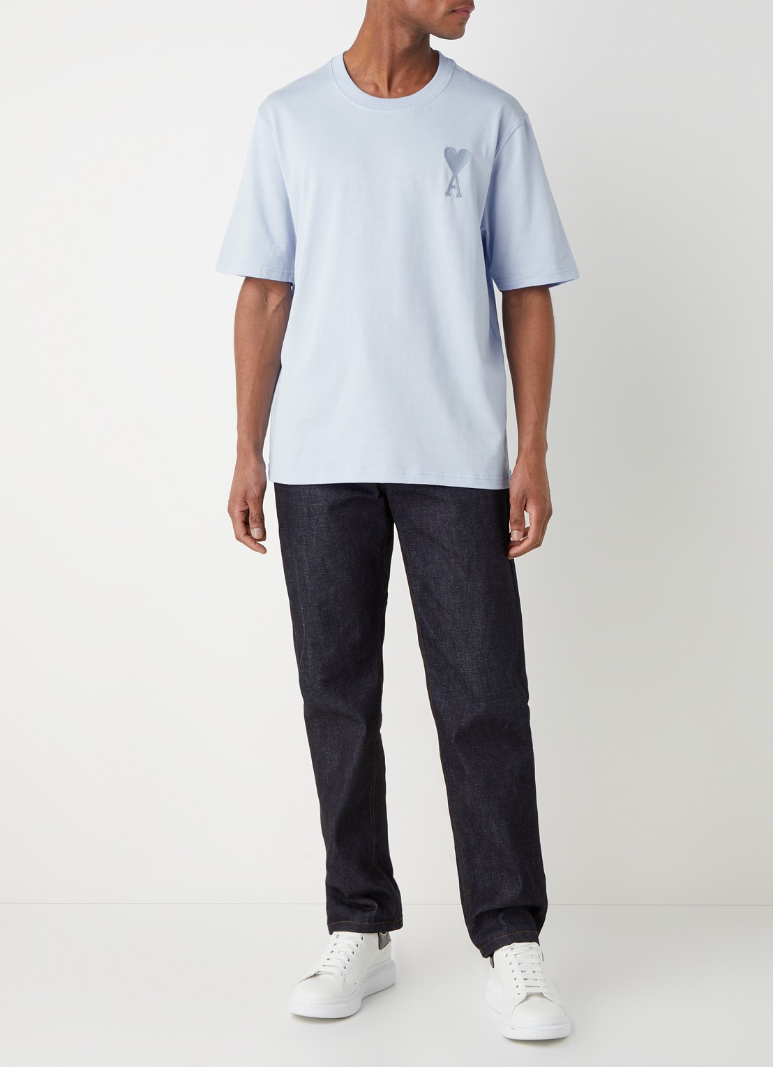 AMI Paris T-shirt van  katoen met logoborduring  - voorkant 4 lichtblauw
