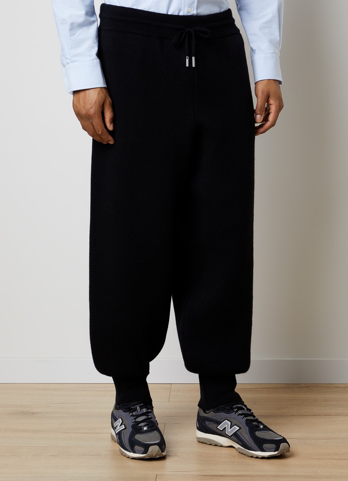 AMI Paris Tapered fit broek met steekzakken - detail zwart