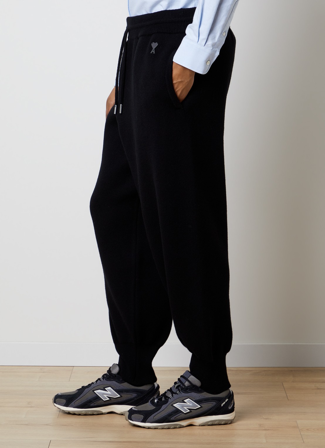 AMI Paris Tapered fit broek met steekzakken - detail 2 zwart