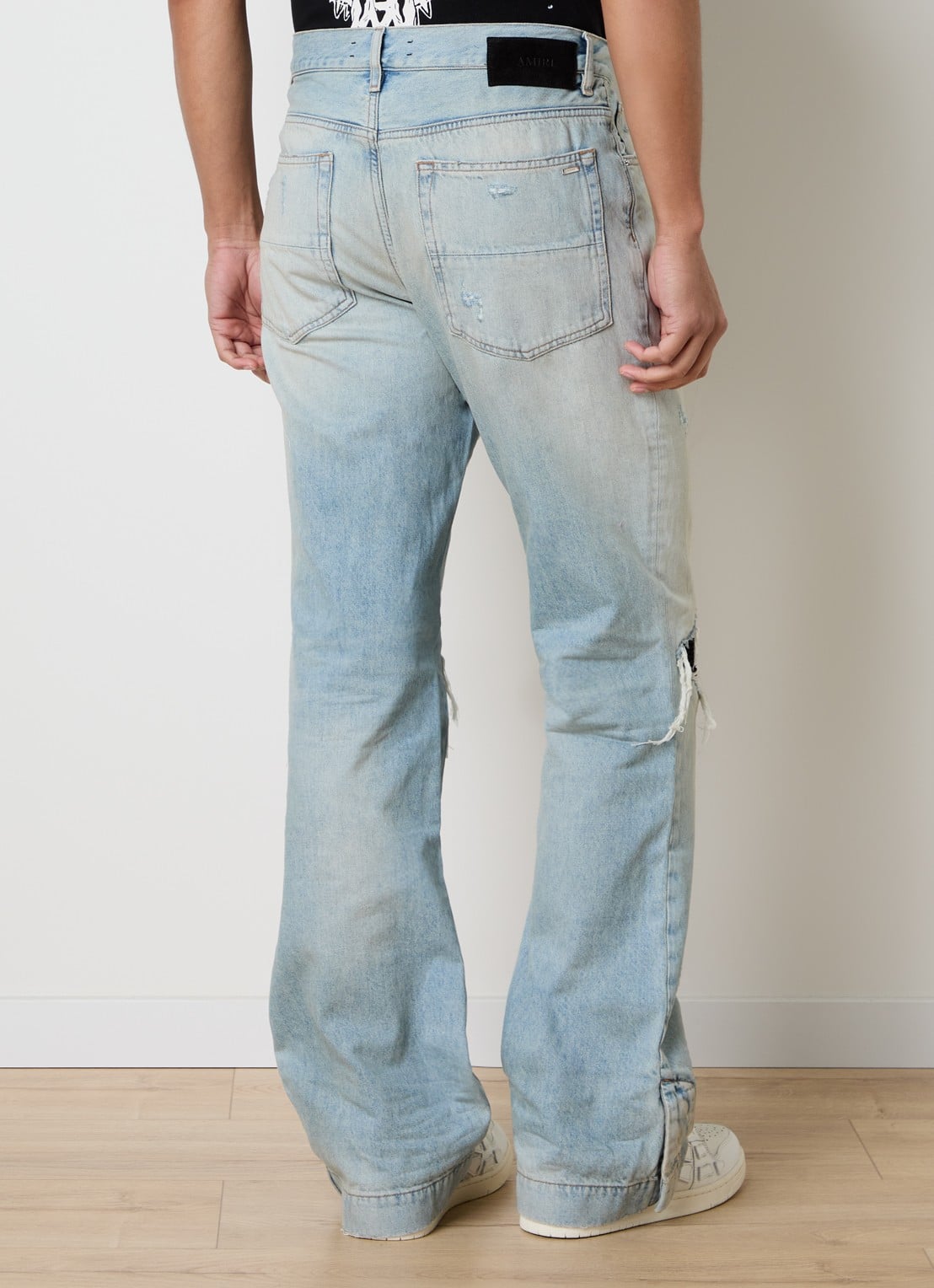 AMIRI MX1 loose fit jeans met destroyed afwerking - achterkant lichtblauw