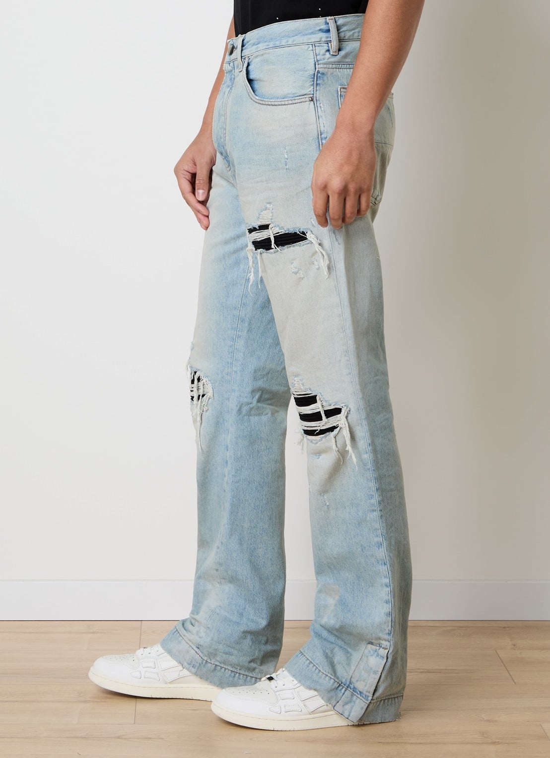 AMIRI MX1 loose fit jeans met destroyed afwerking - detail 3 lichtblauw