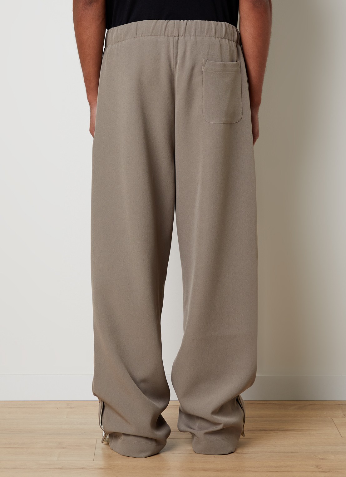 AMIRI Straight fit trackpants met steekzakken en logo - achterkant donkerbeige