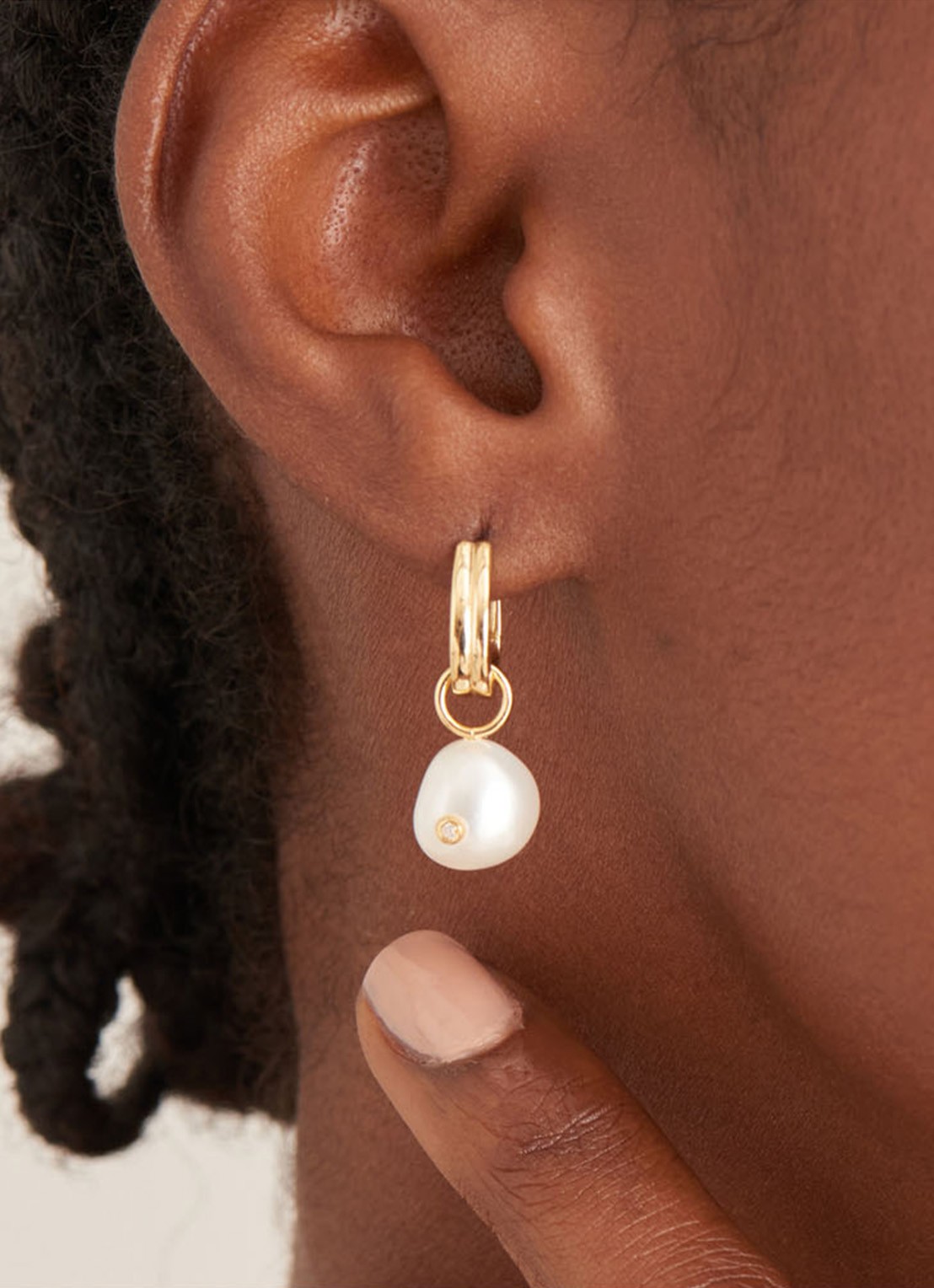Ania Haie Pearl Drop Sparkle Huggie oorringen verguld - voorkant 2 goud