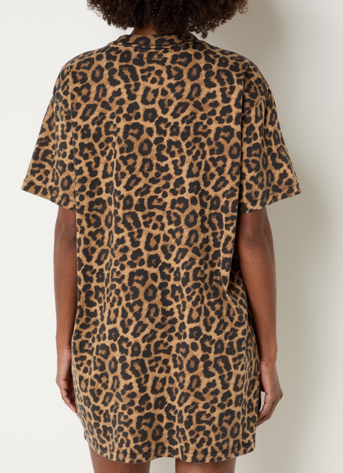 Anine Bing Beth mini T-shirt jurk met dierenprint - achterkant 4 camel