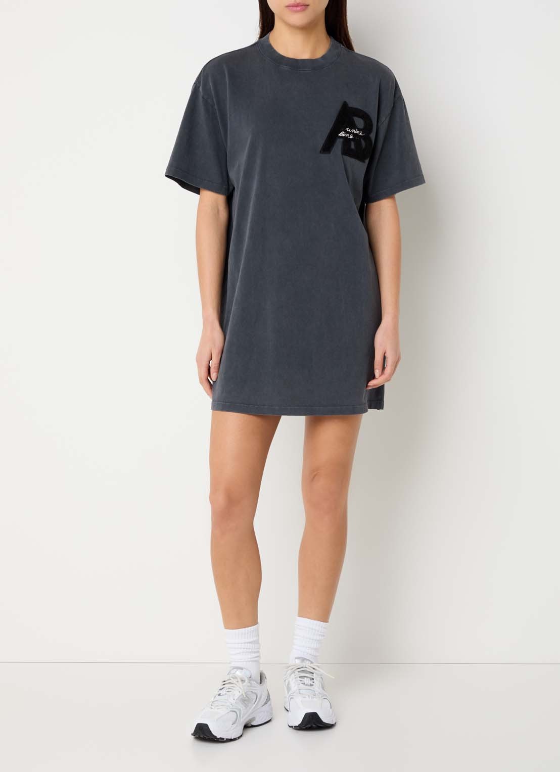 Anine Bing Beth mini T-shirt jurk met logoborduring - voorkant 2 donkergrijs