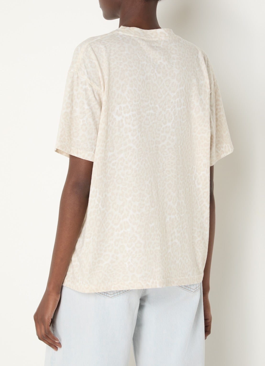 Anine Bing Cade T-shirt met panterprint - achterkant 2 beige
