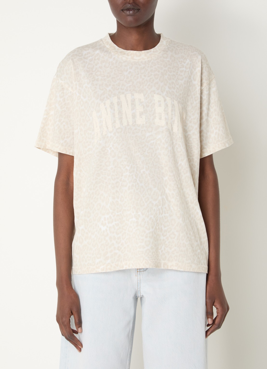 Anine Bing Cade T-shirt met panterprint - detail beige