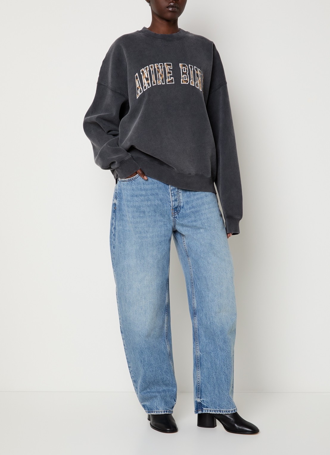 Anine Bing Fritz high waist tapered jeans met medium wassing - voorkant 2 indigo