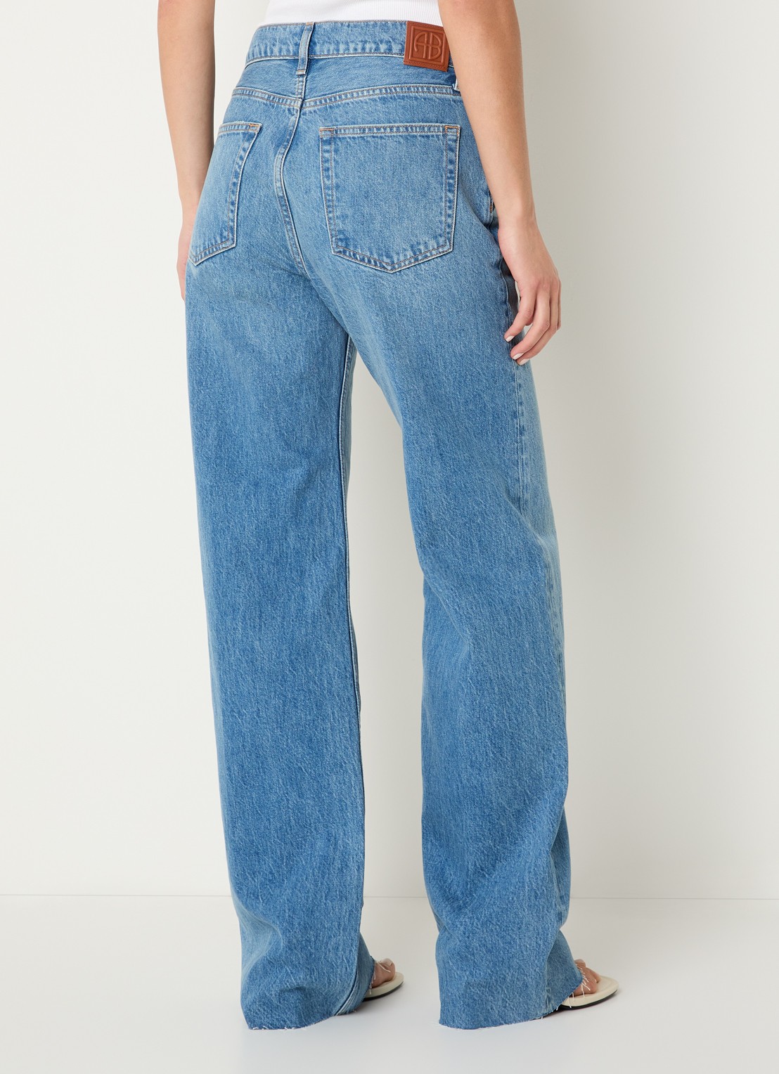 Anine Bing Hugh high waist straight leg jeans met medium wassing en steekzakken  - achterkant 5 indigo