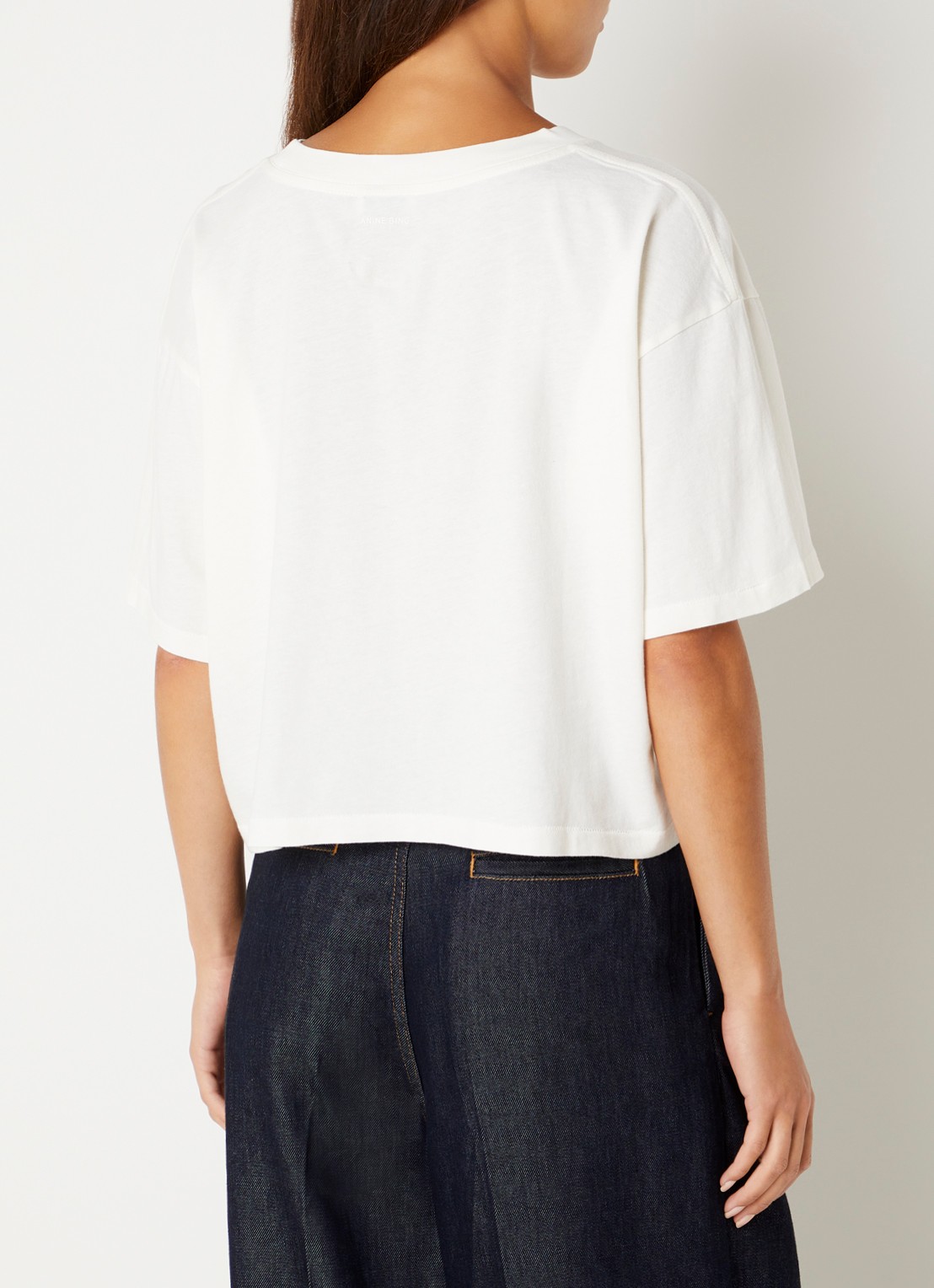Anine Bing Johnny cropped T-shirt met logoprint - achterkant gebroken wit