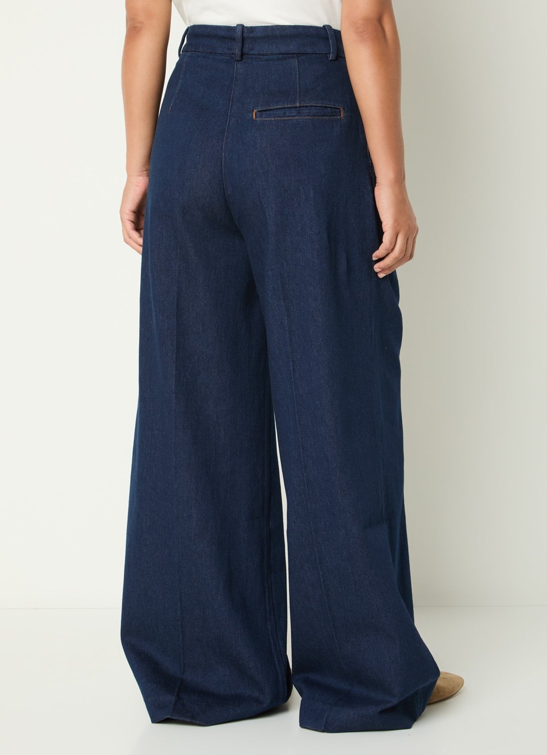 Anine Bing Lou high waist loose fit jeans met plooidetail - achterkant 4 indigo