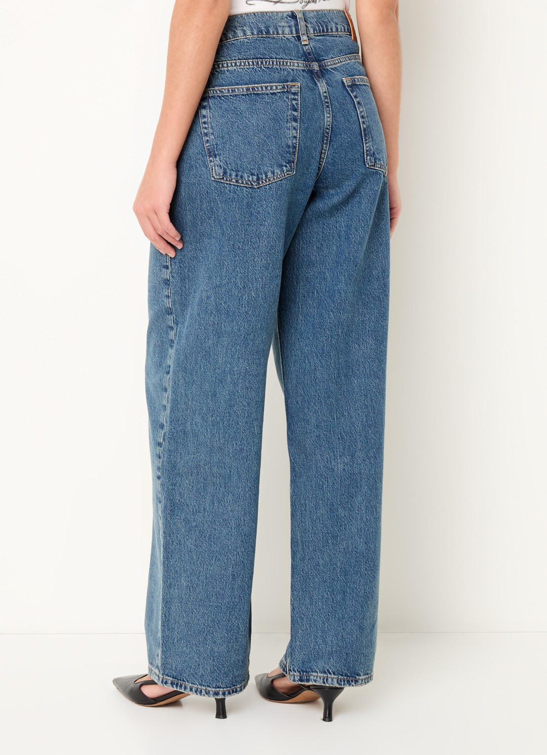 Anine Bing Manon high waist loose fit jeans met medium wassing - achterkant indigo