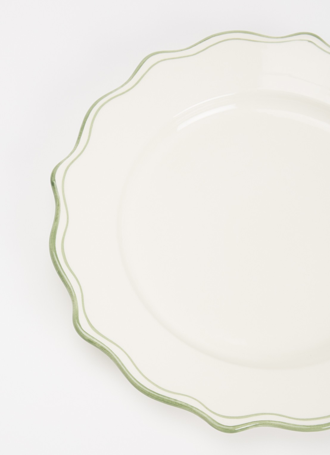 Anna + Nina Basil Scalloped dinerbord 27 cm - detail gebroken wit