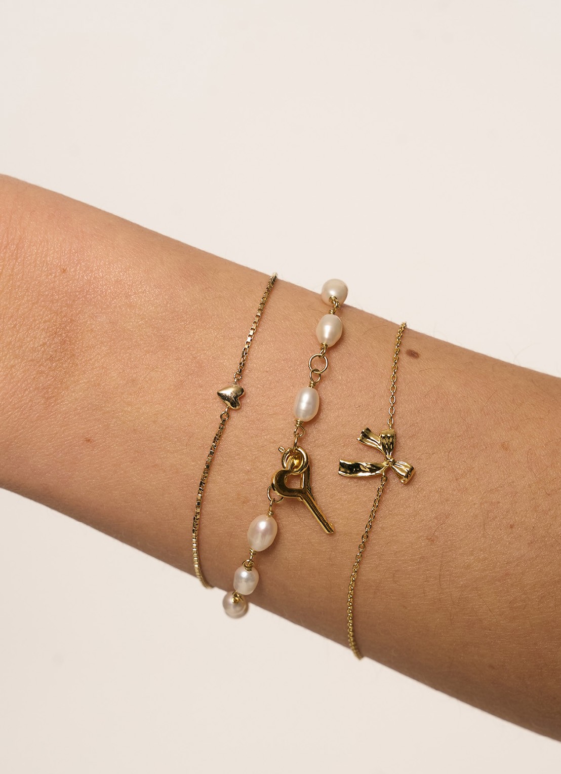 Anna + Nina Clutching Pearls armband verguld  - voorkant 4 goud