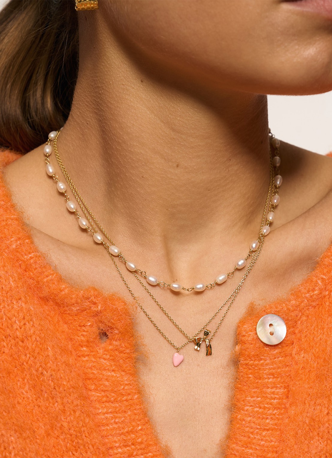 Anna + Nina Clutching Pearls ketting verguld - voorkant 5 goud
