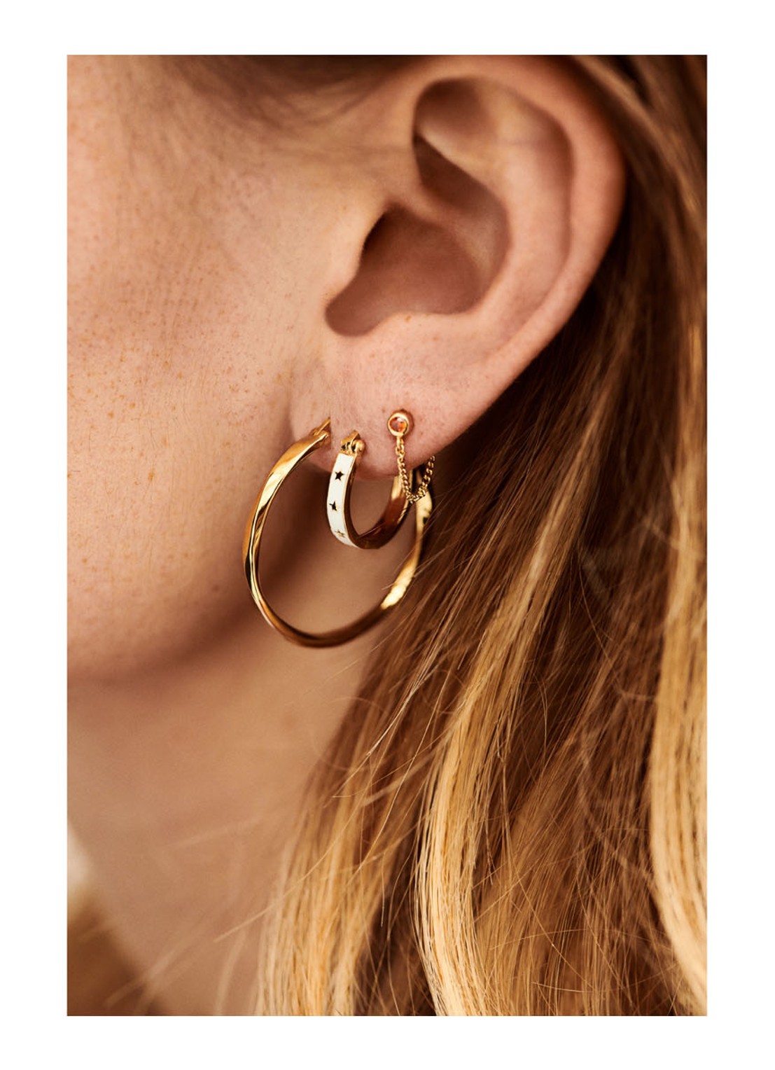 Anna + Nina Dazzling Hoop oorringen verguld - detail 2 goud