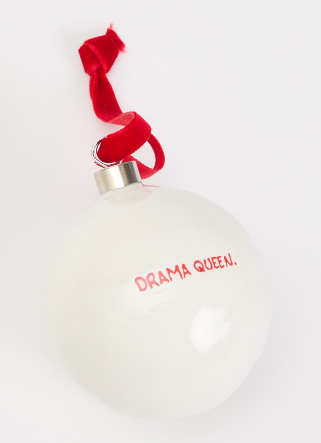Anna + Nina Drama Queen kerstbal 10 cm - detail wit