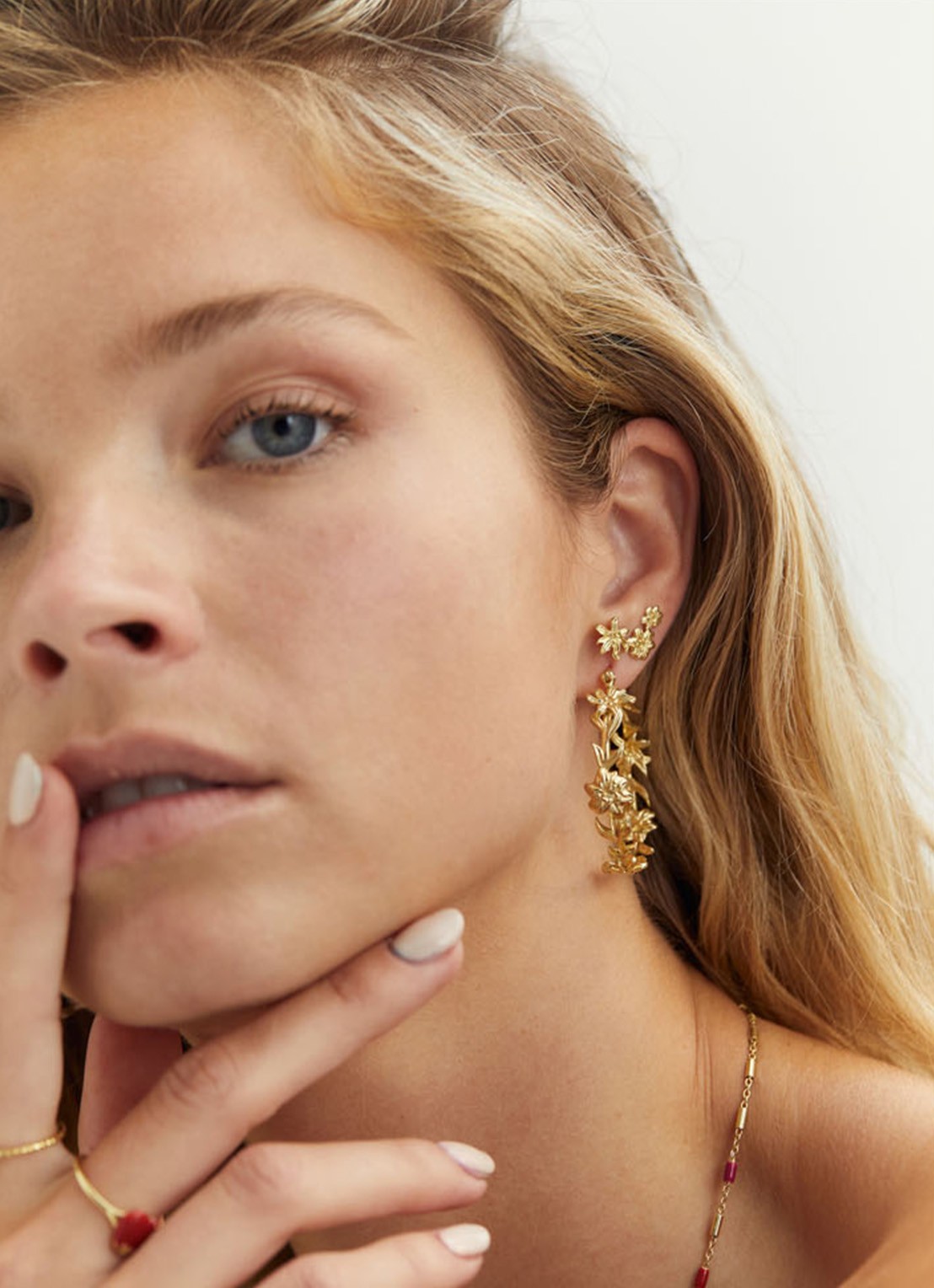 Anna + Nina Flourish enkel oorknopje verguld - voorkant 4 goud