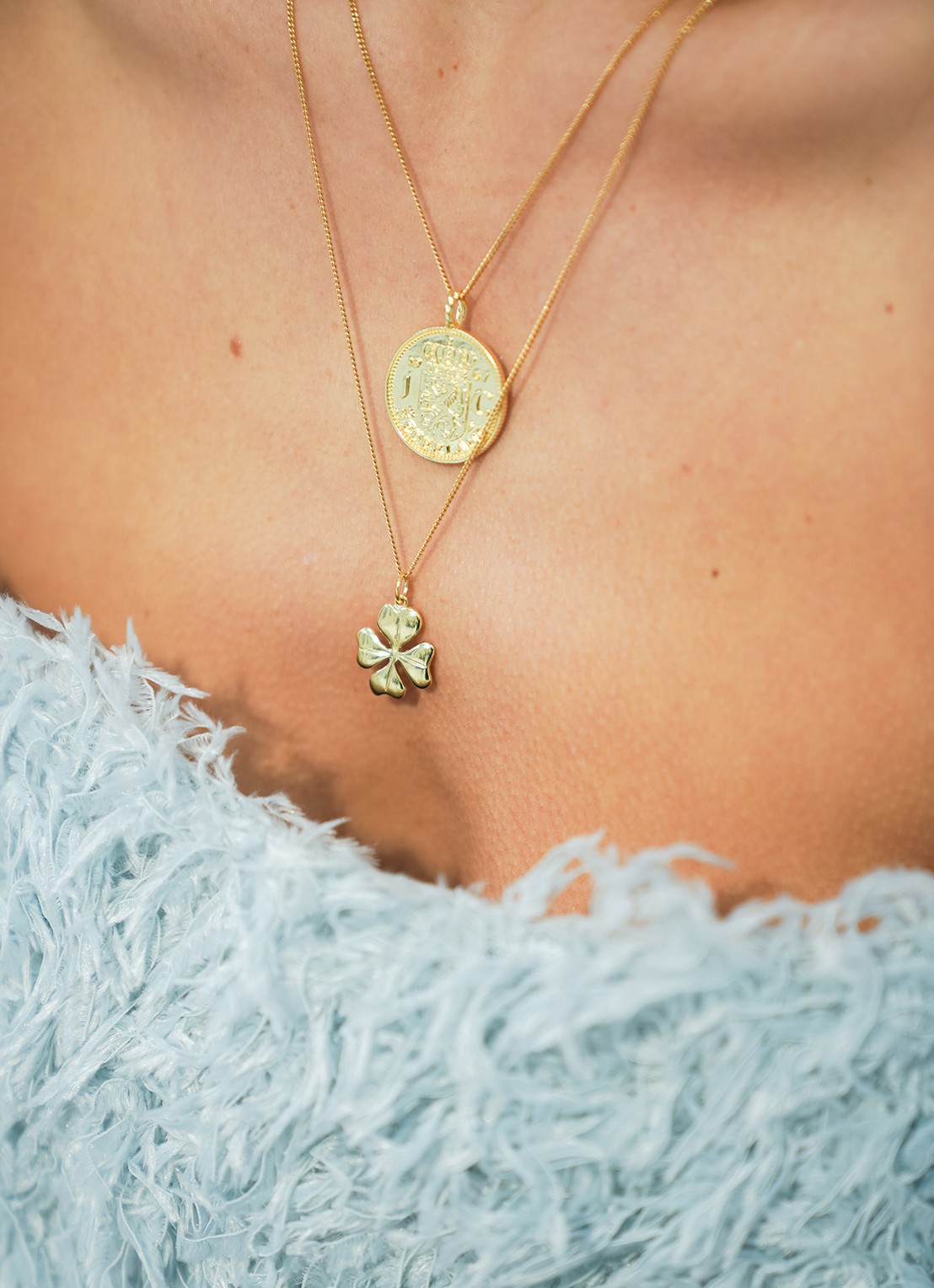 Anna + Nina Fortunate Coin hanger verguld - voorkant 3 goud