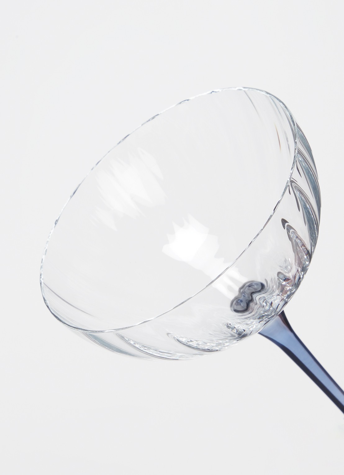 Anna + Nina Ocean champagne glas 15 cl - detail staalblauw