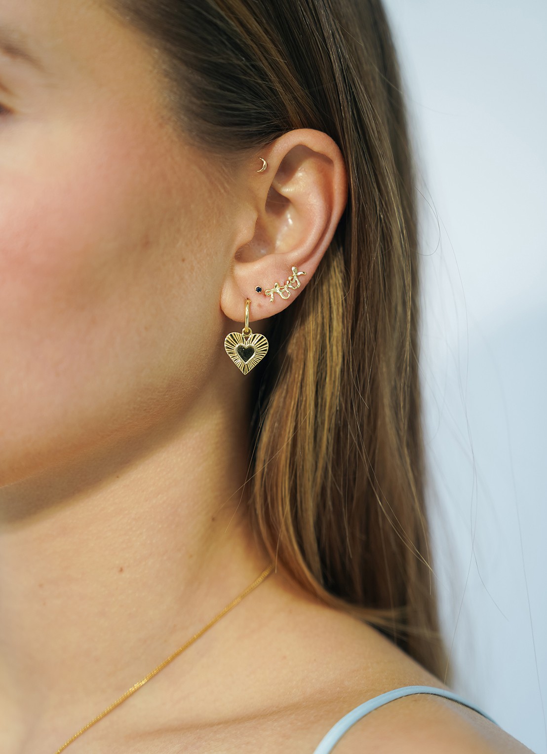 Anna + Nina Rhapsody Love enkele oorring verguld - voorkant 2 goud