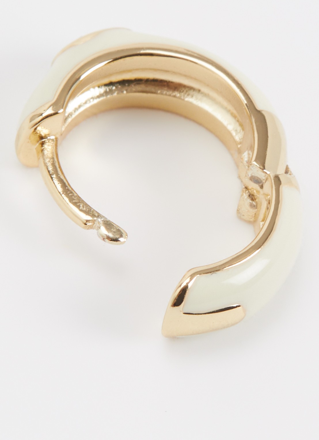 Anna + Nina Single Leaf Huggie oorring verguld - detail goud