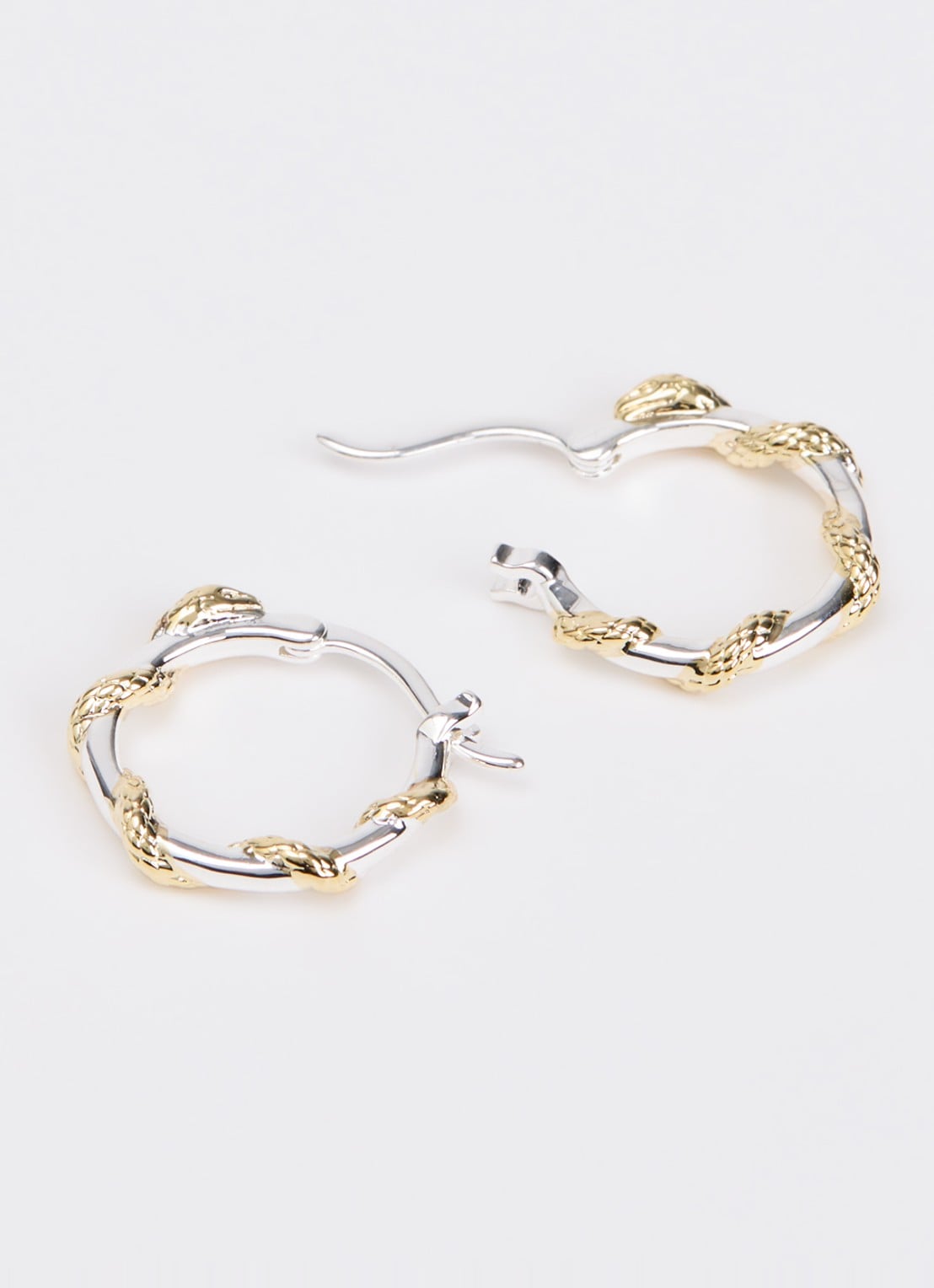 Anna + Nina Small Twisting oorringen verguld - detail zilver
