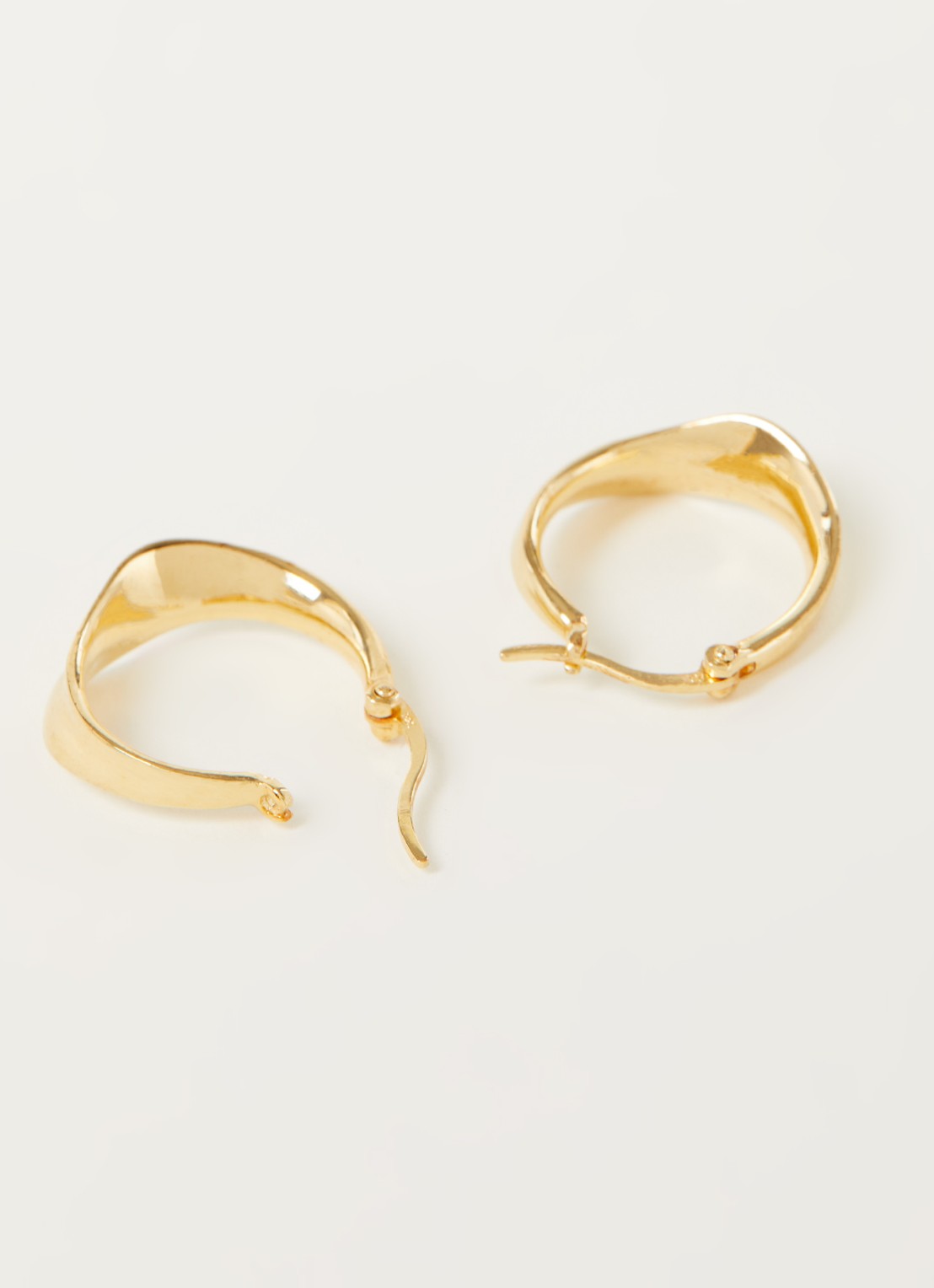 Anna + Nina Twirl oorringen verguld - detail 3 goud