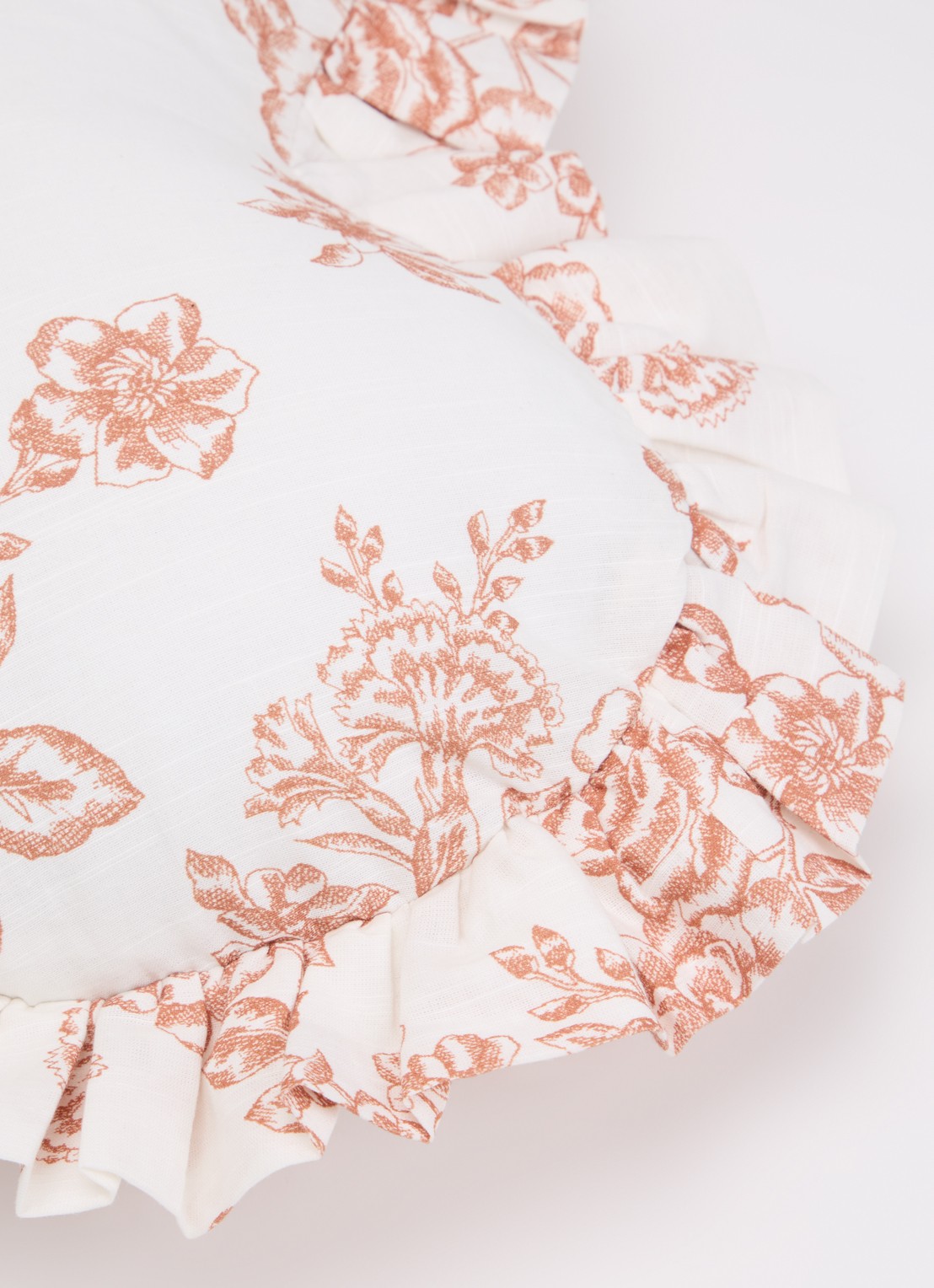 Anna + Nina Whimsical Rose sierkussen 44 x 52 cm - detail 2 gebroken wit