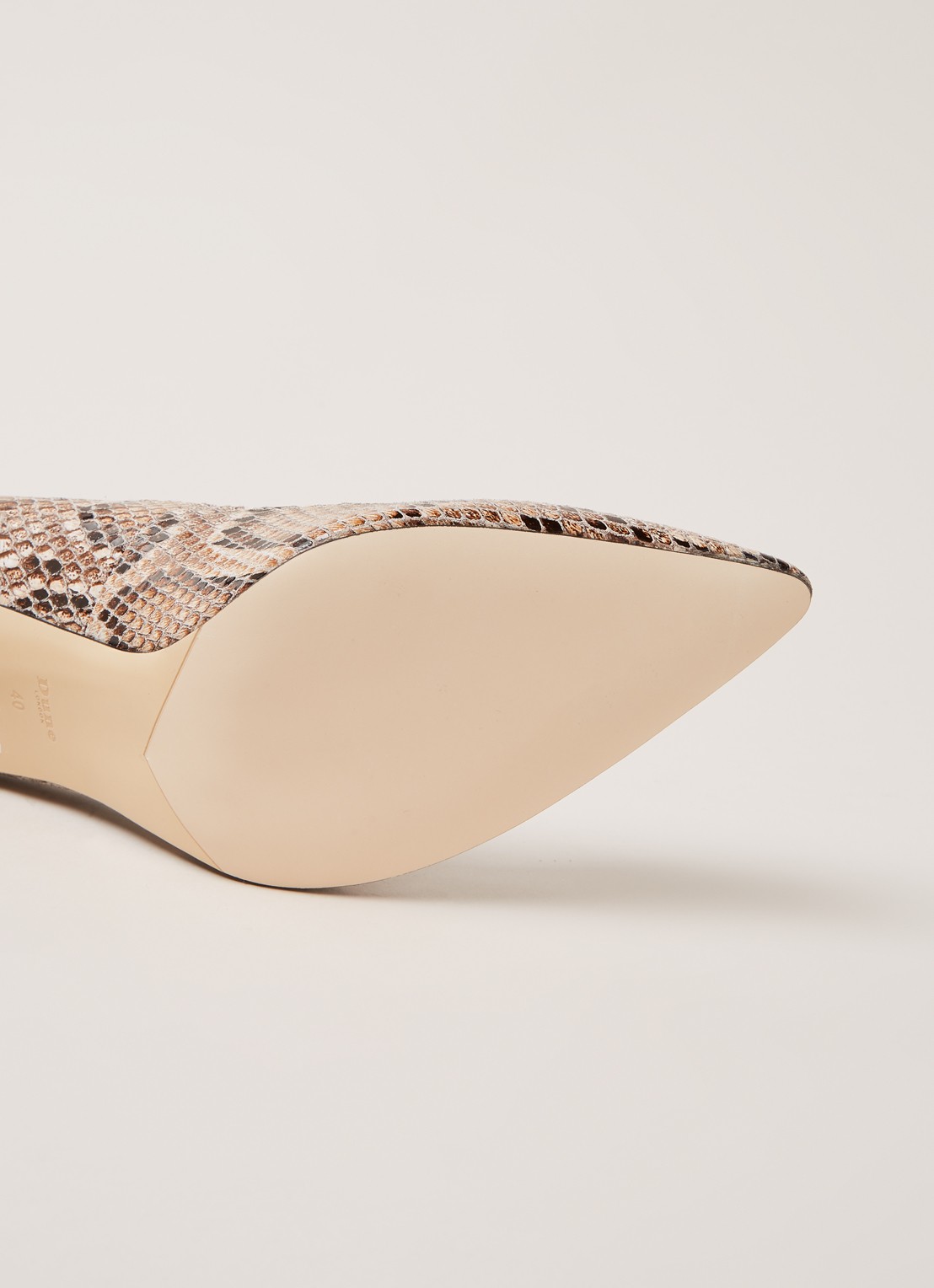 Anna pump met slangenstructuur - detail 3 lichtbruin