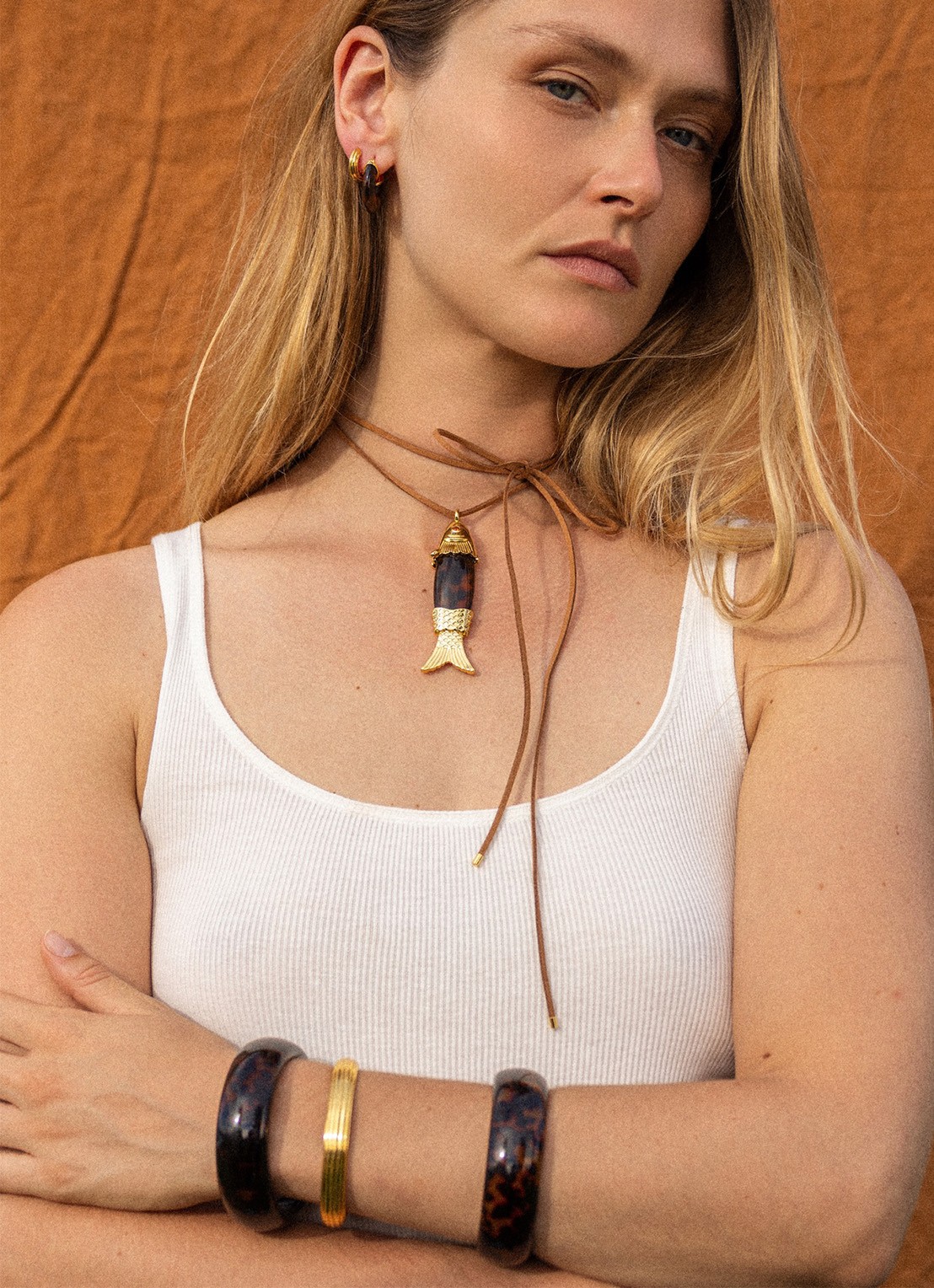 ANNI LU Big Swell oorringen verguld - detail bruin