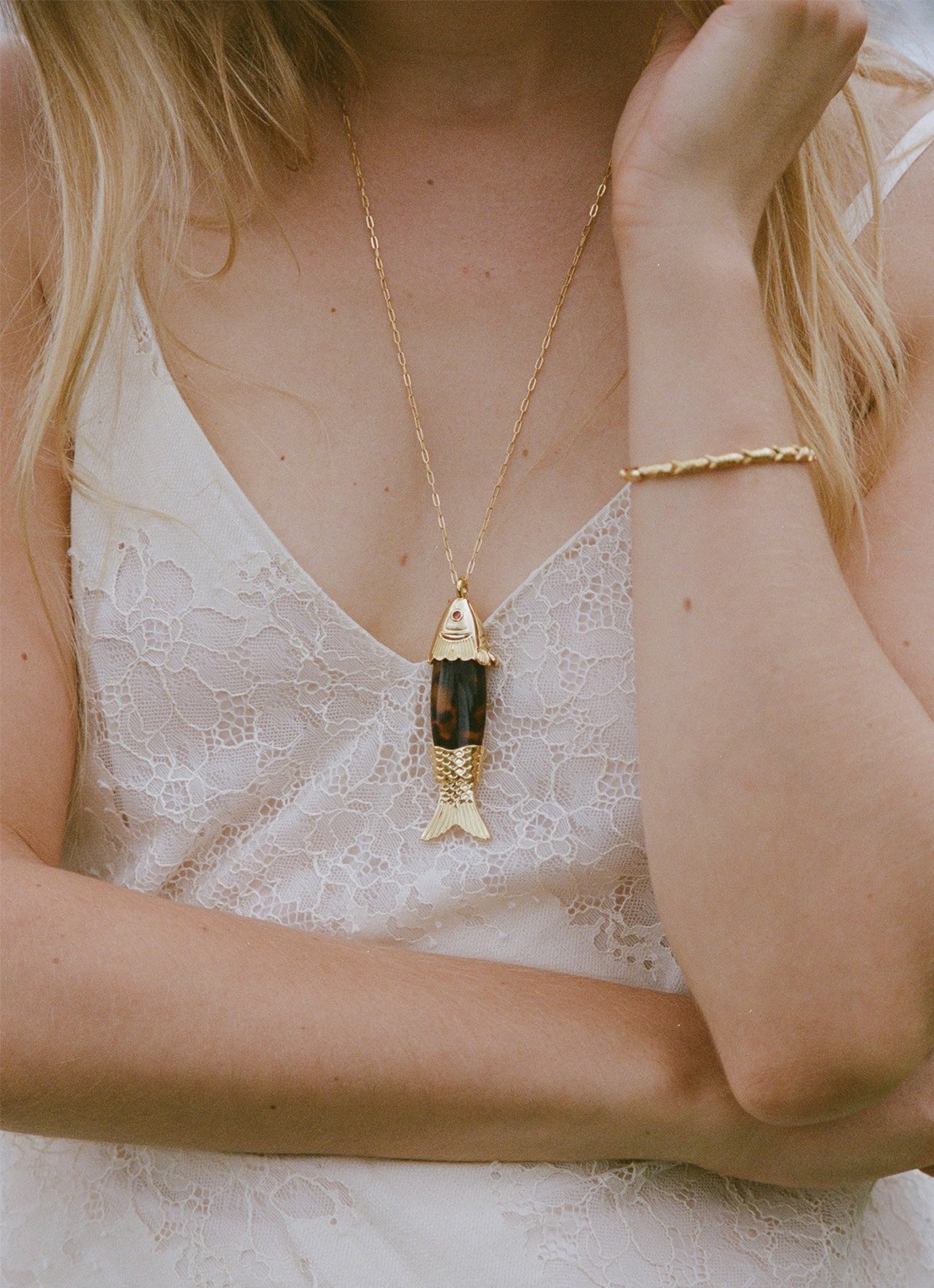 ANNI LU Fishy armband verguld - detail goud