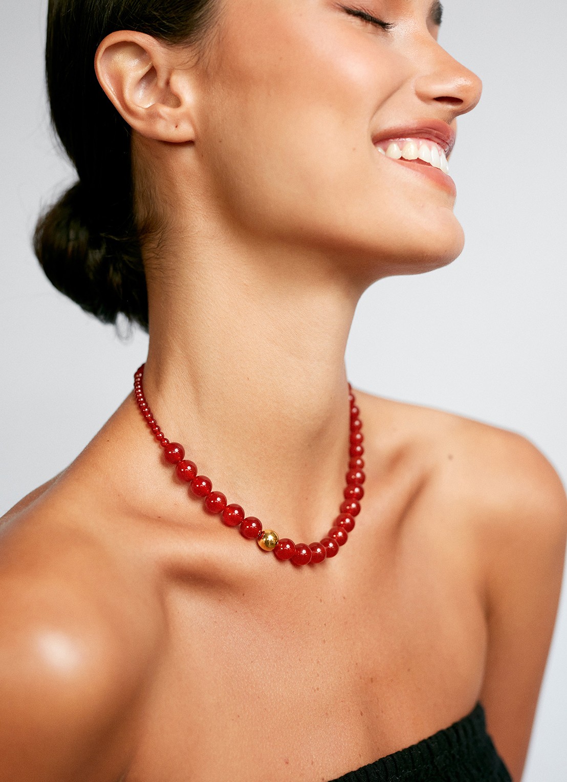 ANNI LU Float ketting verguld - detail 3 donkerrood