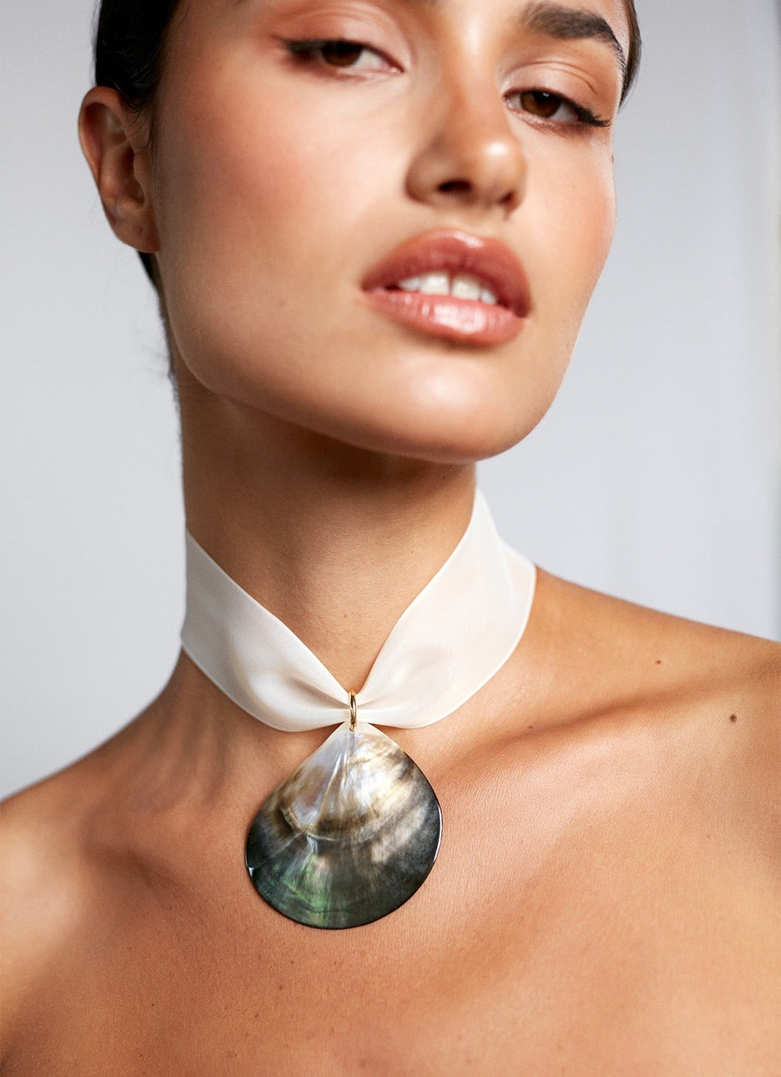 ANNI LU Golden Shell ketting verguld - detail 4 gebroken wit