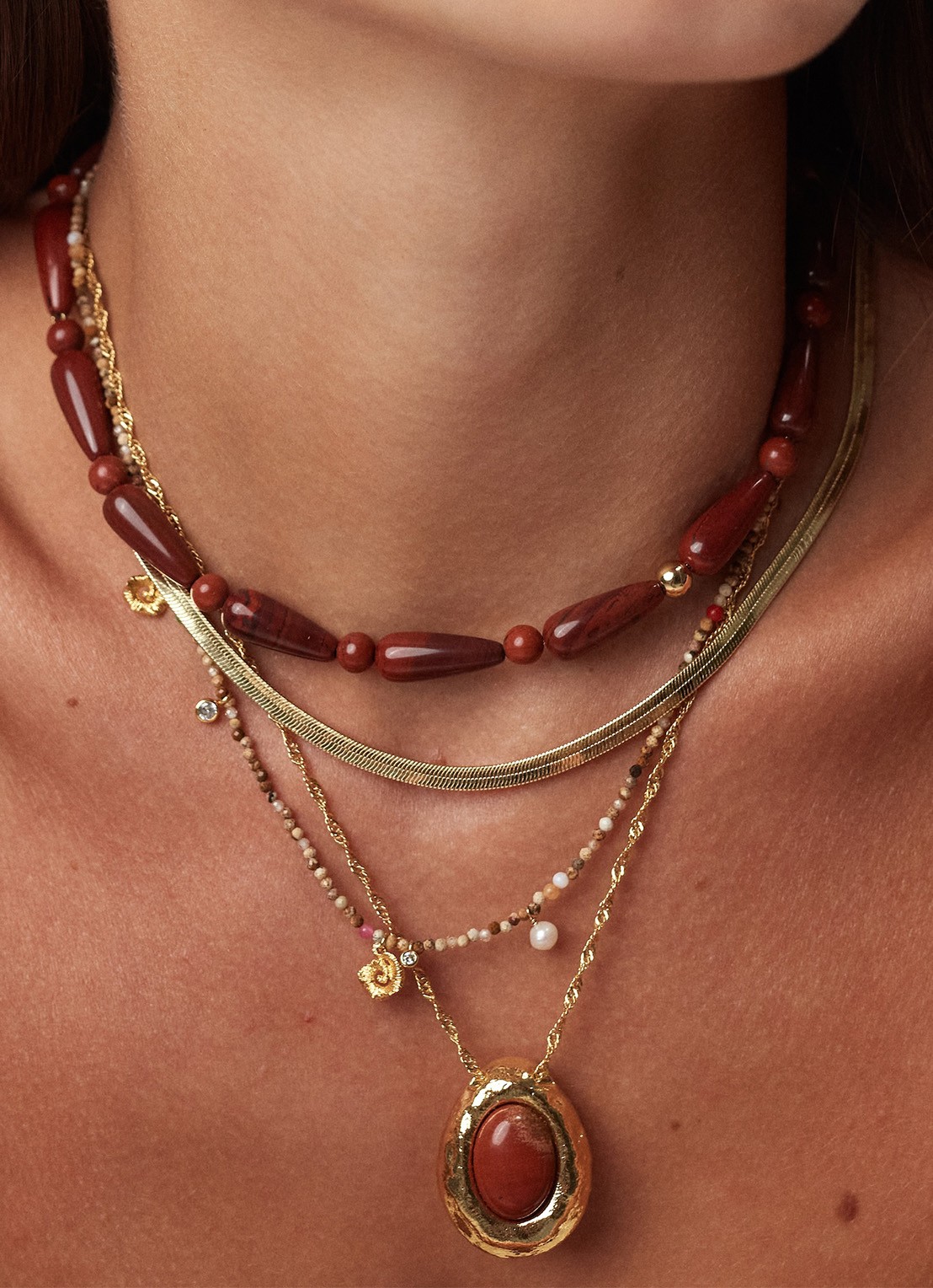 ANNI LU Hot Drops ketting verguld - voorkant 3 bordeauxrood