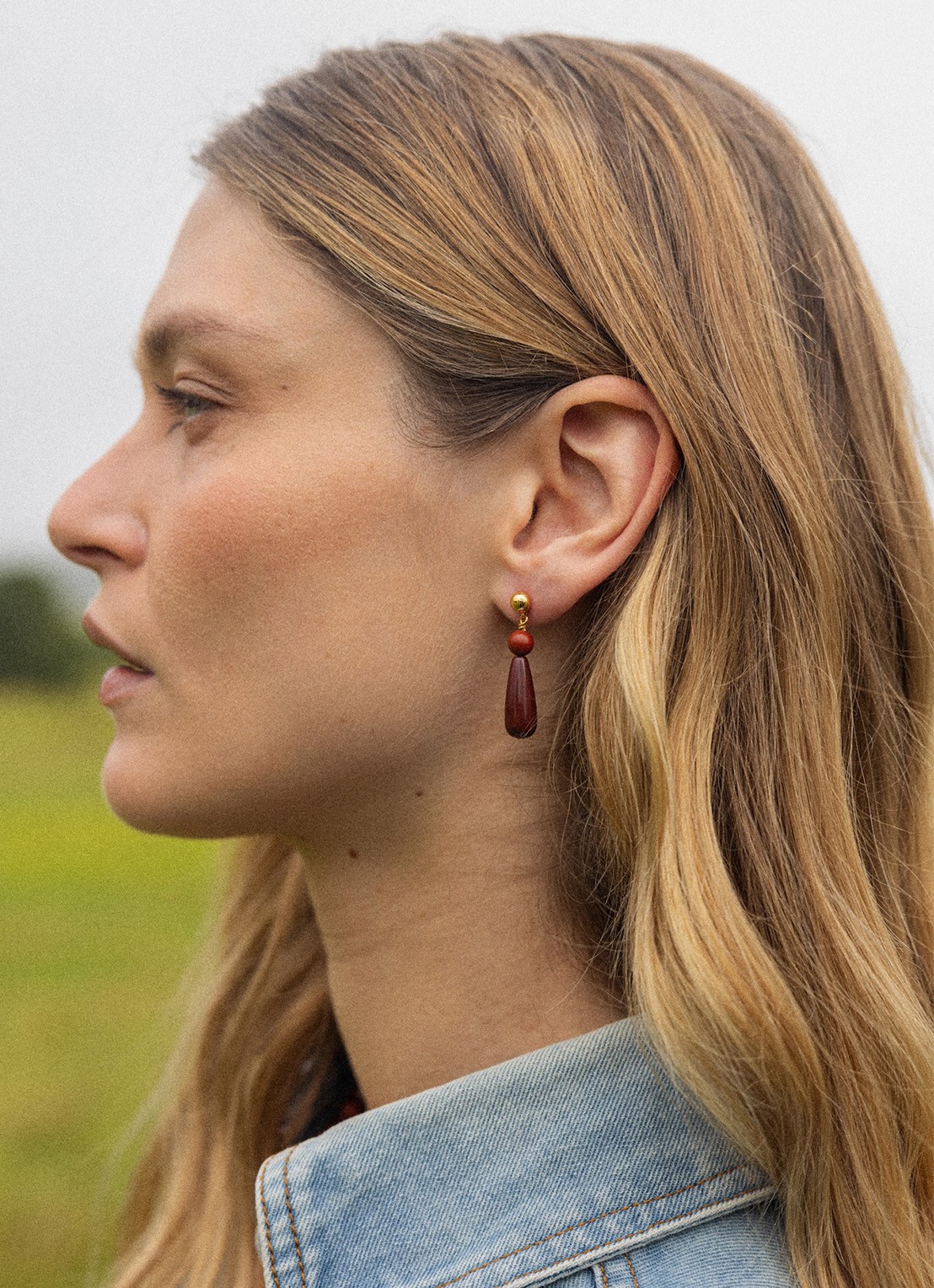 ANNI LU Hot Drops oorstekers verguld - detail bordeauxrood
